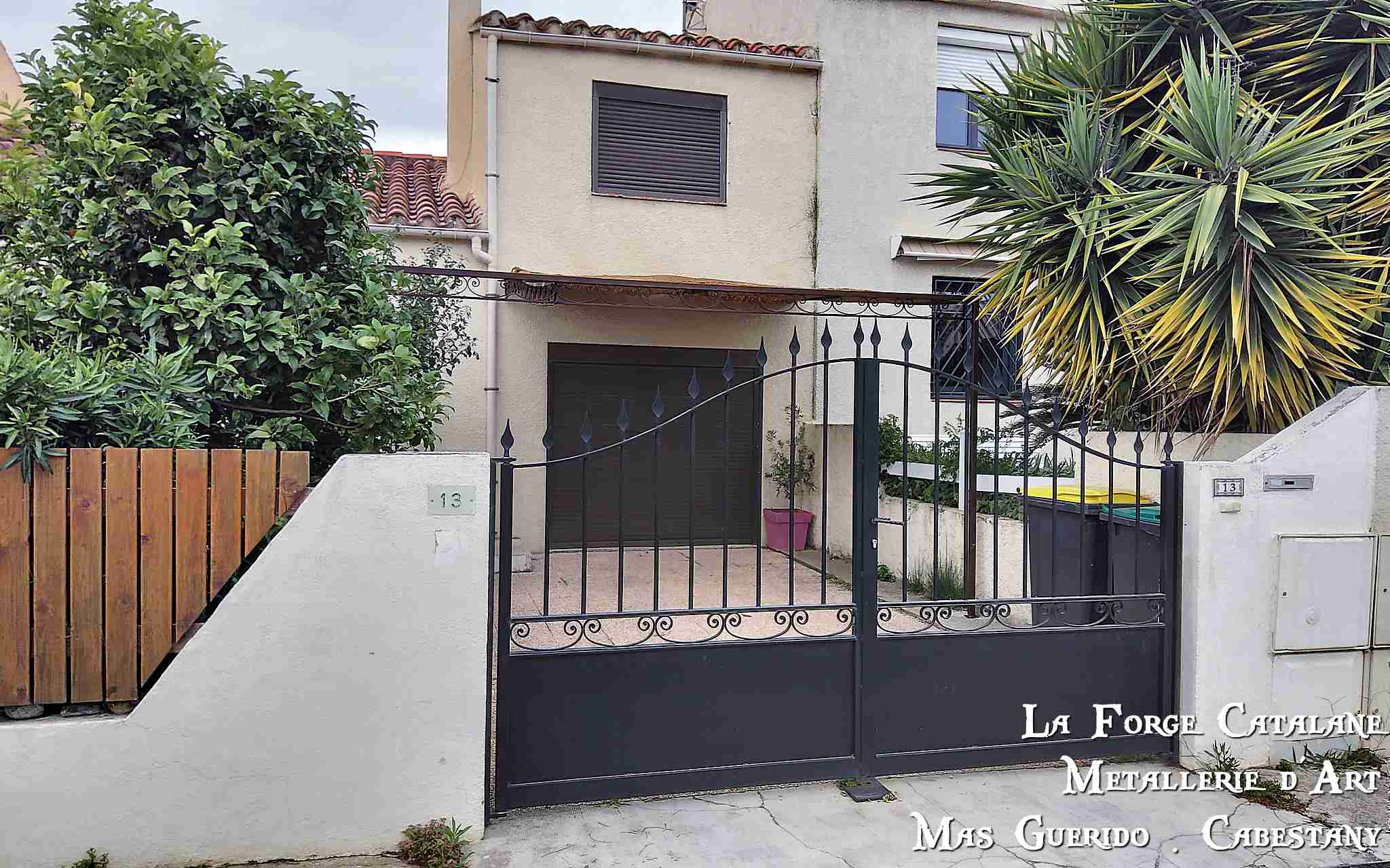 portail chapeau de gendarme pointes de fleches soubassement tole forge catalane.jpg